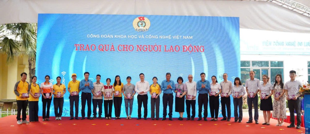 Phó Chủ tịch Tổng Liên đoàn Lao động Việt Nam Huỳnh Thanh Xuân và lãnh đạo CĐKHCN trao quà cho đoàn viên, người lao động có hoàn cảnh khó khăn nhân Tháng Công nhân. Ảnh: Quỳnh Chi