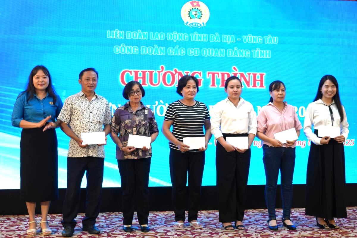 Bà Bùi Thị Kim Nguyên - Phó Chủ tịch Công đoàn các cơ quan Đảng tỉnh - trao quà cảm ơn, hỗ trợ người lao động tại chương trình. Ảnh: Thành An