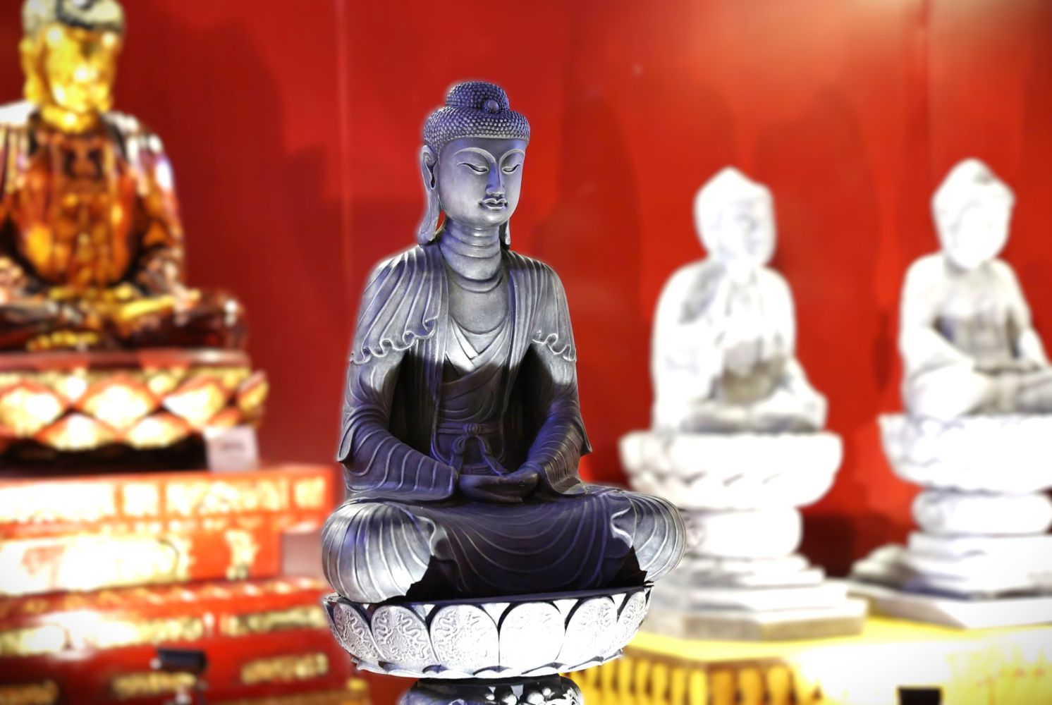 Phien ban tuong Phat A Di Da chua Phat Tich (tinh Bac Ninh) co kich thuoc nho hon mot nua so voi ban goc.