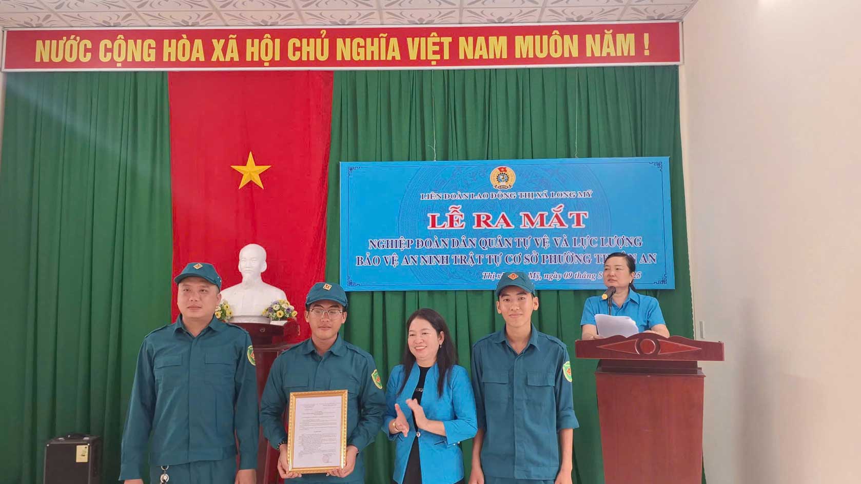 Chủ tịch LĐLĐ thị xã Long Mỹ Lê Thị Duyên trao quyết định tại lễ ra mắt. Ảnh: Đơn vị cung cấp