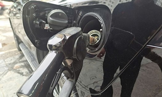 Giá xăng dầu hôm nay đồng loạt tăng mạnh. Ảnh: Hà Vy