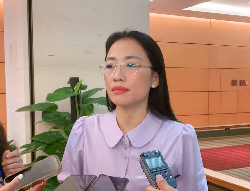 Dai bieu Tran Khanh Thu tra loi ben hanh lang Quoc hoi. Anh: Tuong Van