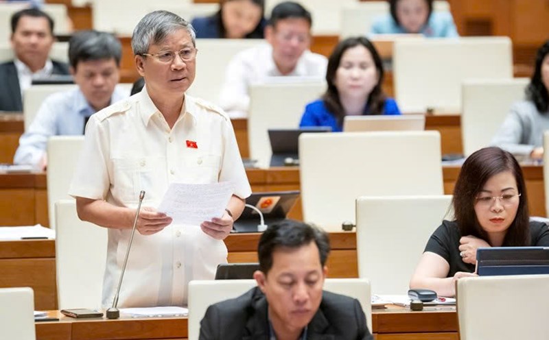Delegate Nguyen Anh Tri talks about increasing tobacco taxes at the National Assembly. Photo: National Assembly