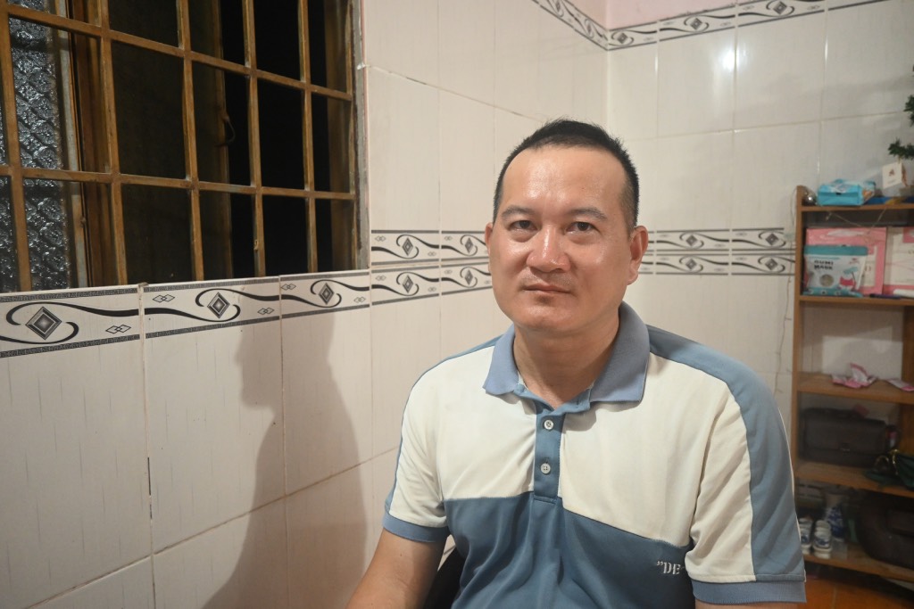 Ong Do Son - cha cua be trai D.L.M.C trinh bay su viec voi phong vien Bao Lao Dong. Anh: Thanh Nhan