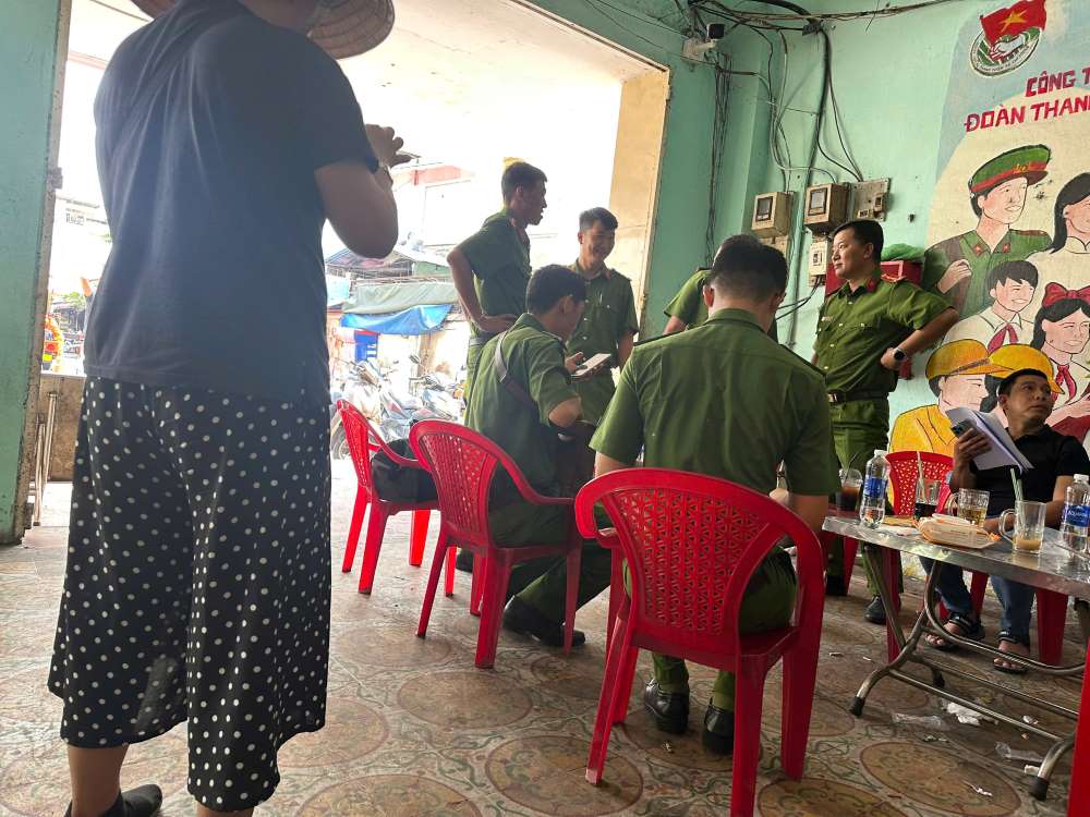 Cong an dang co mat tai hien truong de dieu tra nguyen nhan vu chay. Anh: Dong Hoang