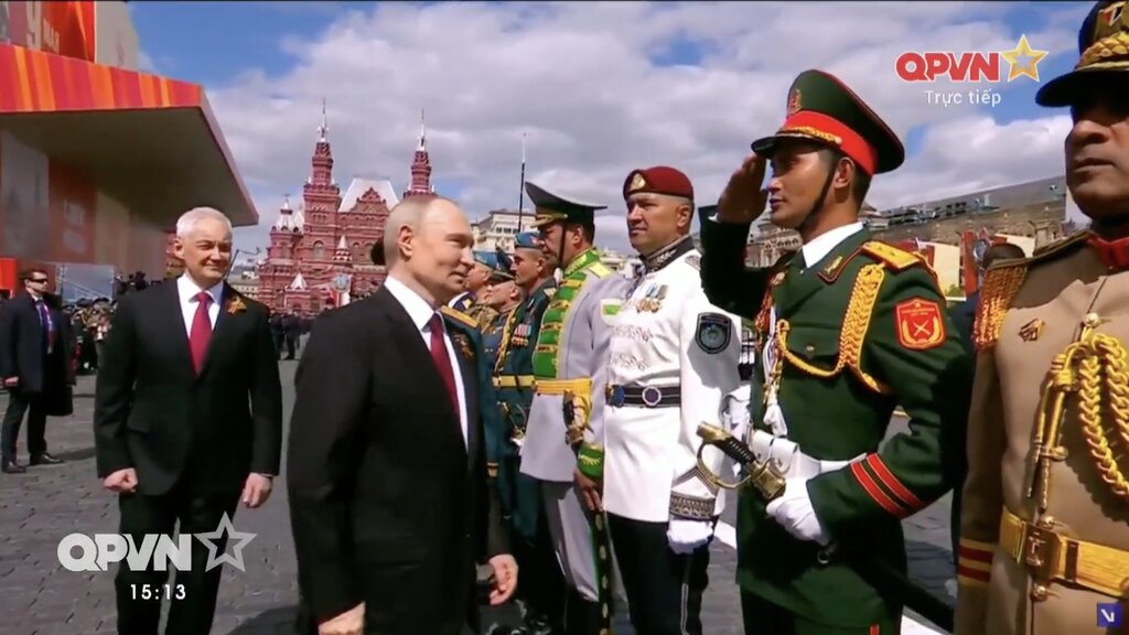 Tong thong Vladimir Putin cam on truong doan quan doi cac nuoc tham gia duyet binh