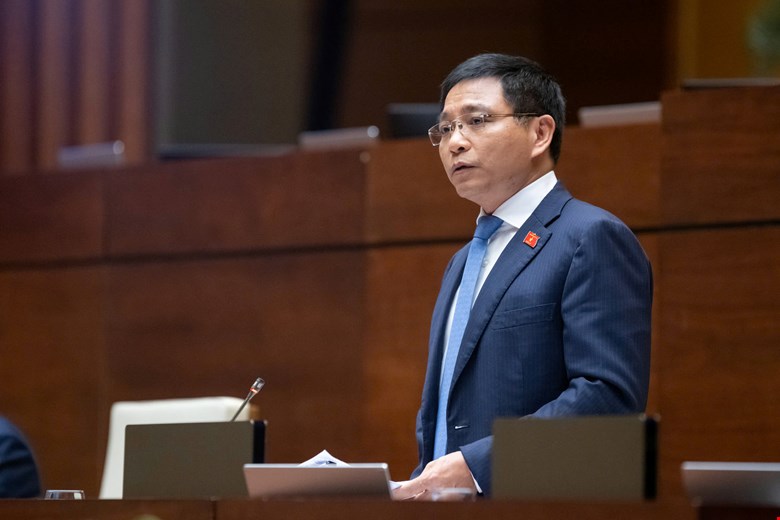 Minister of Finance Nguyen Van Thang explained and clarified a number of contents of the draft Law on Special Consumption Tax (amended). Photo: Quochoi.vn