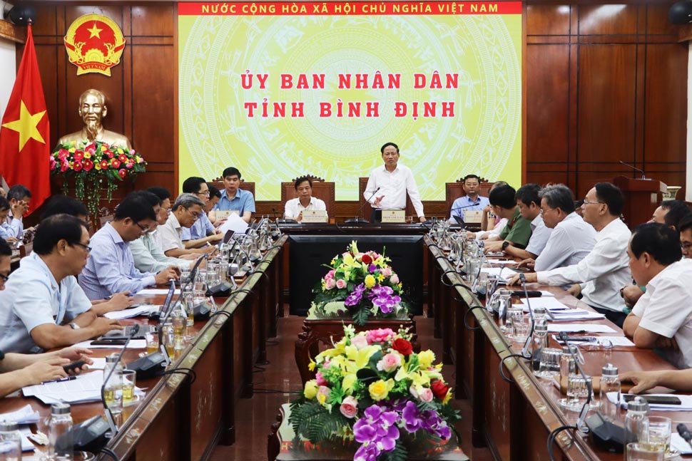 Binh Dinh province held a meeting to assess the socio-economic situation in April and deploy key tasks for May 2025. Photo: Thuy Trang