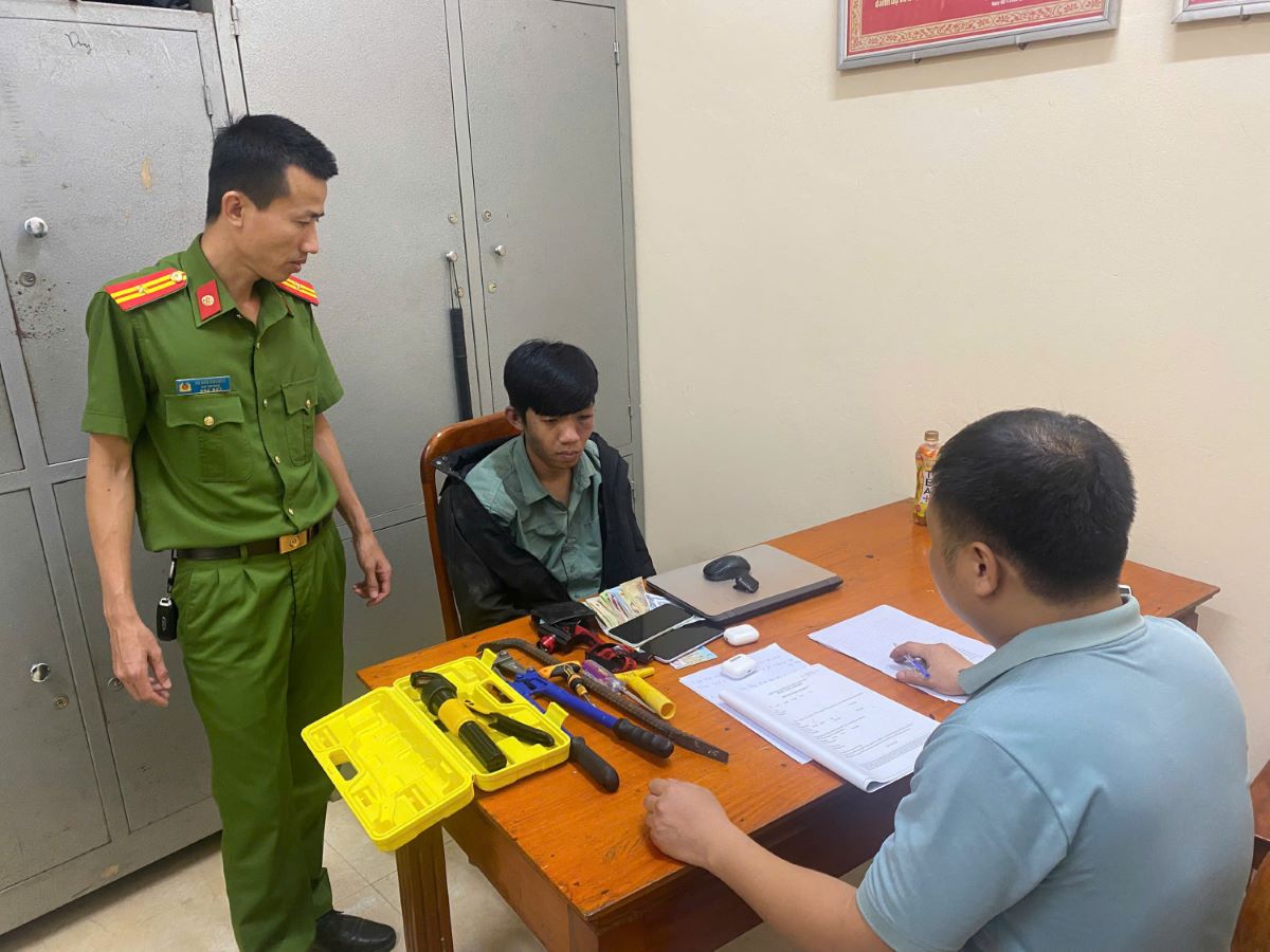 Subject Nam (in black shirt) who stole property was arrested. Photo: Quang Tri Police