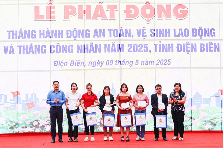 Vice Chairwoman of the Provincial People's Council Giang Thi Hoa and Chairwoman of the Provincial Federation of Labor Tan Minh Long presented gifts to union members and workers in Dien Bien. Photo: Minh Thuan