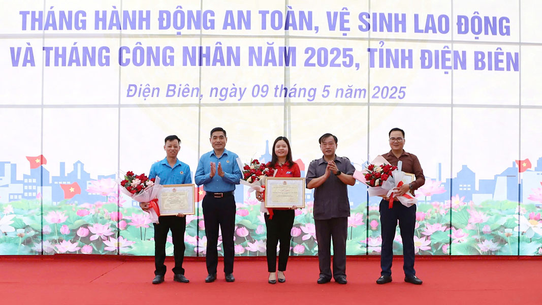 Thừa ủy quyền của Tổng LĐLĐ Việt Nam, Phó Chủ tịch UBND tỉnh Vừ A Bằng và Chủ tịch LĐLĐ tỉnh Tẩn Minh Long trao Bằng khen cho các tập thể, cá nhân có thành tích trong phong trào thi đua “Xanh – sạch – đẹp, bảo đảm ATVSLĐ” năm 2024.
