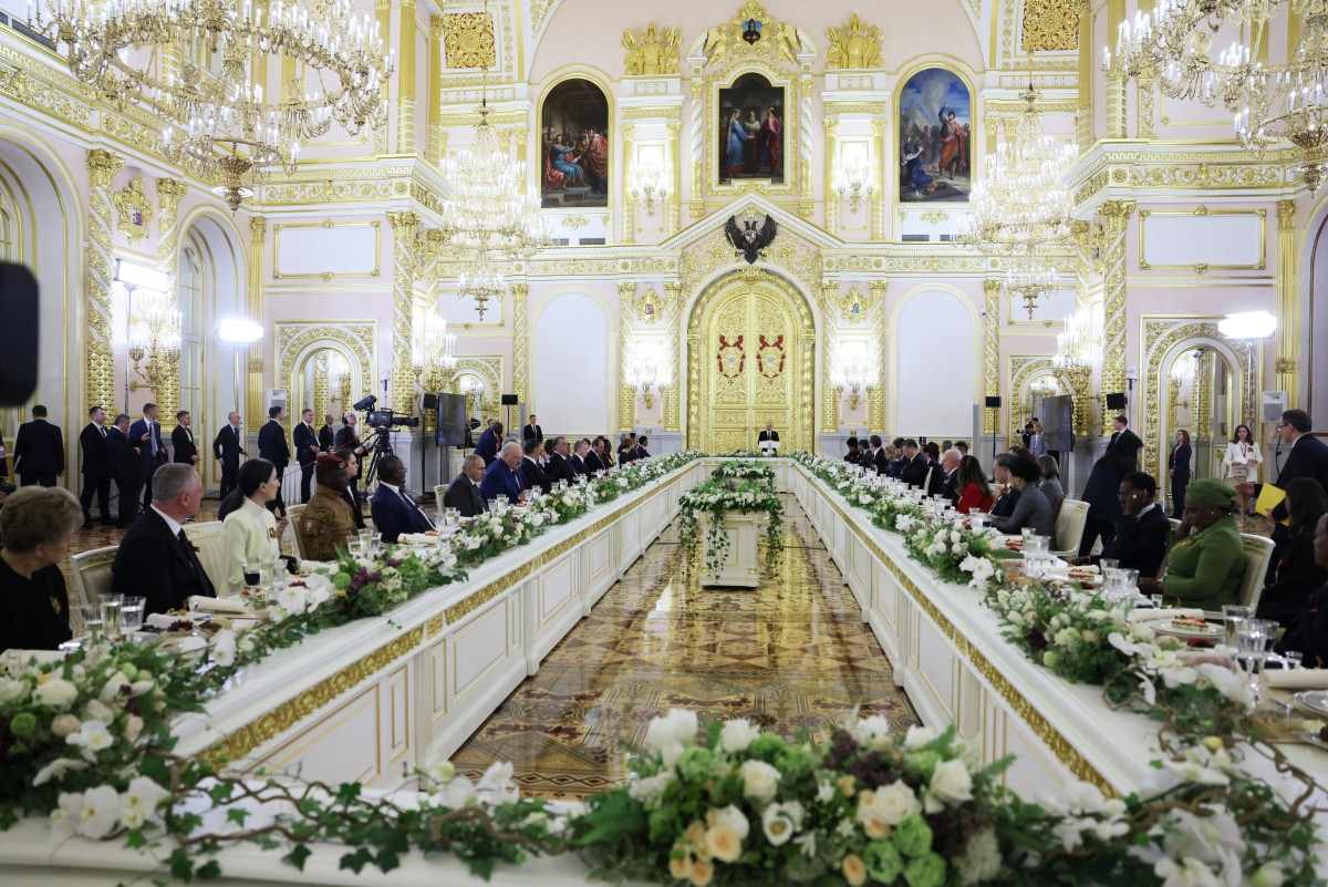 Tong thong Vladimir Putin chu tri tiec chieu dai. Anh: AFP