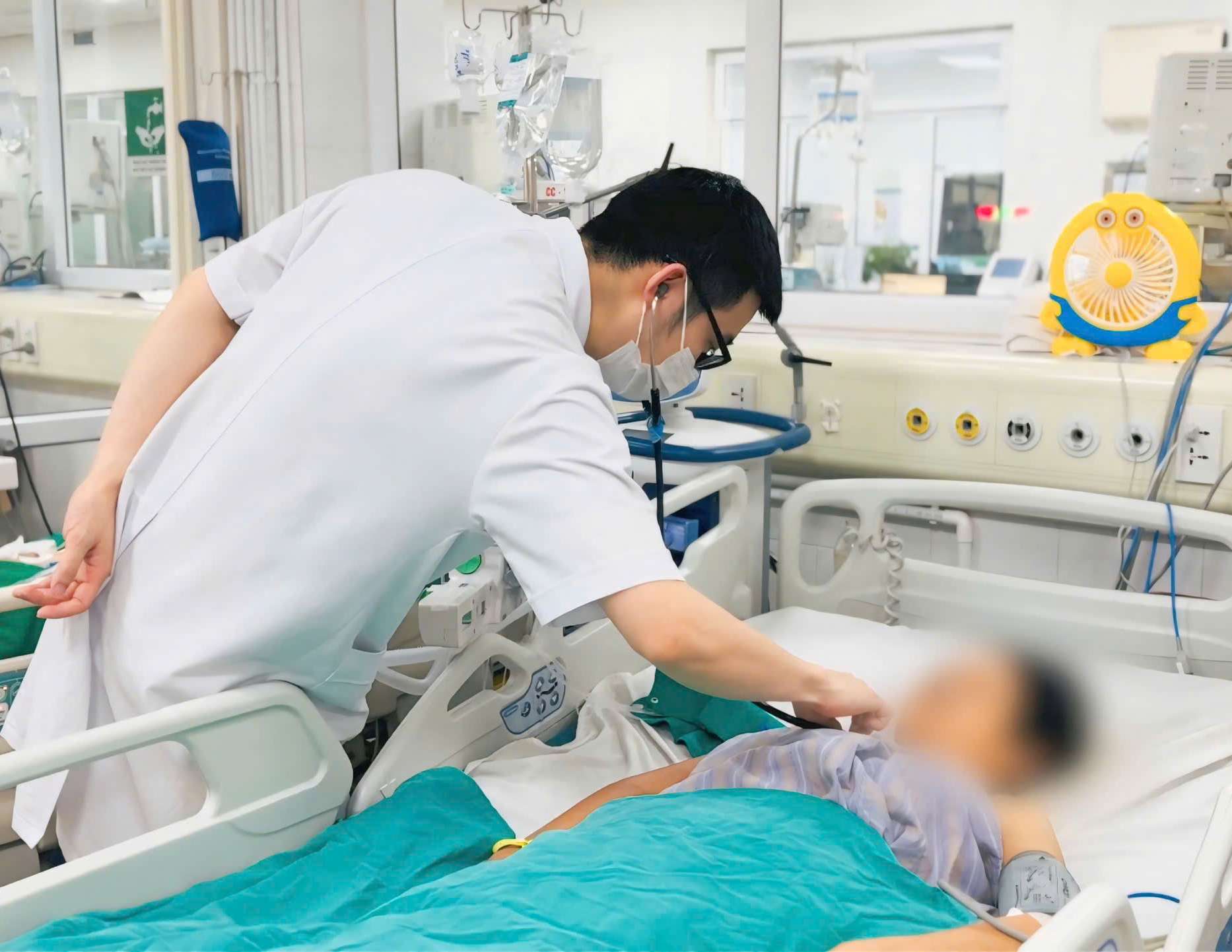 The doctor checked the health of the patient with severe septic shock after taking a shoulder joint injection at a private clinic. Photo: Thanh Dang