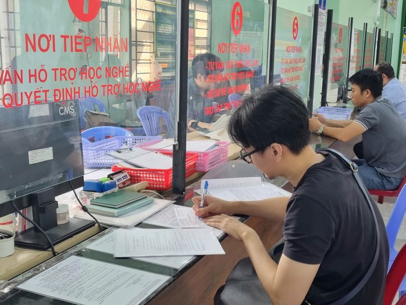Los empleados registran el desempleo para disfrutar de los beneficios de desempleo en el Centro de Servicios de Empleo de la Ciudad de Ho Chi Minh. Foto: Indonesia