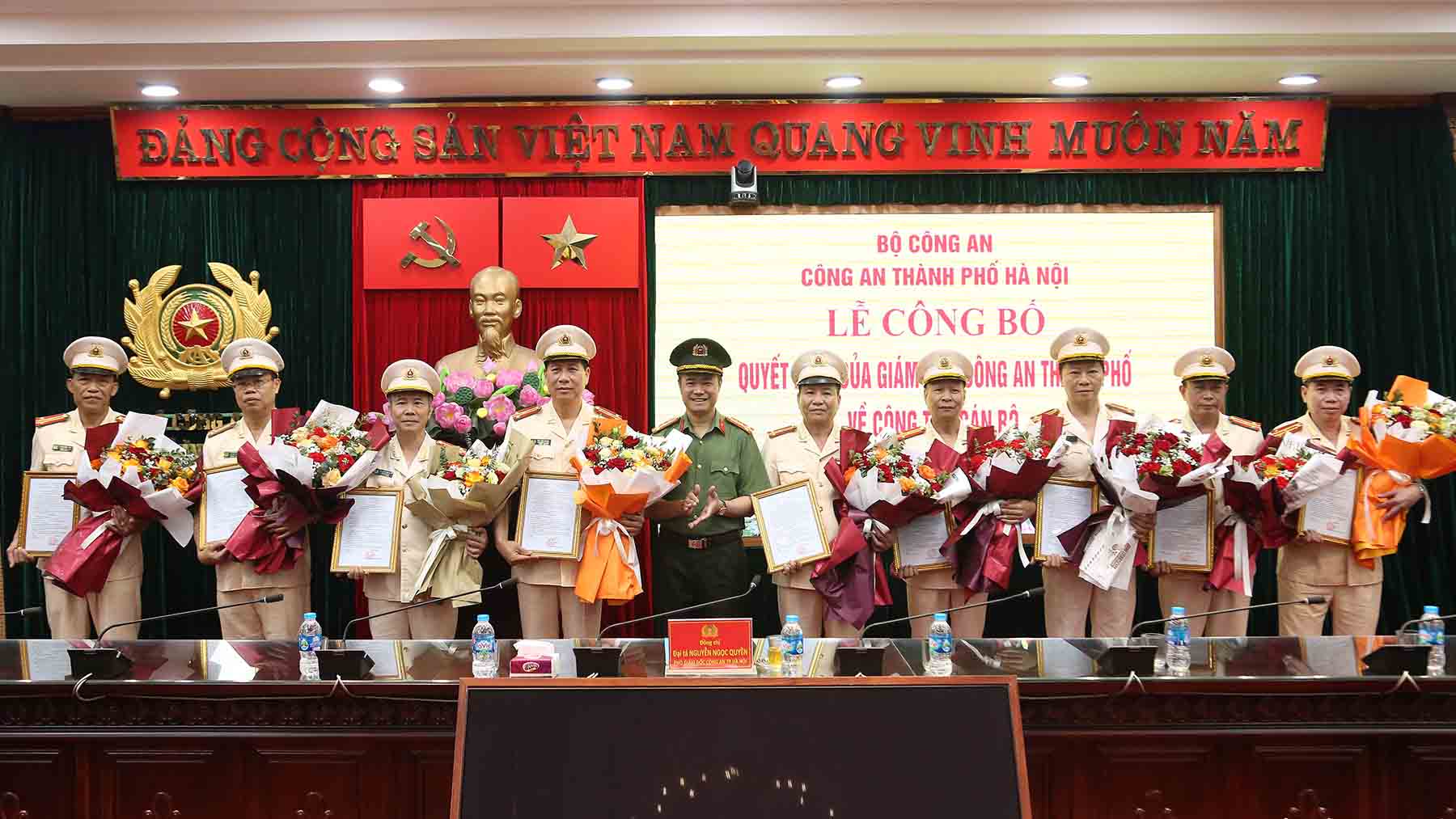 Colonel Nguyen Ngoc Quyen, Deputy Director of Hanoi Police, presented the decision to retire to enjoy retirement benefits to the officers. Photo: Hanoi Police