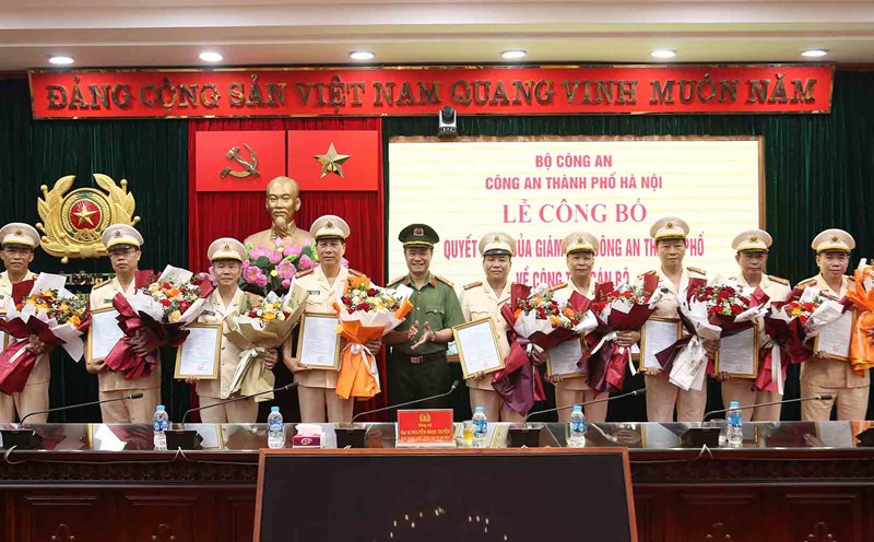 Colonel Nguyen Ngoc Quyen, Deputy Director of Hanoi Police, presented the decision to retire to enjoy retirement benefits to the officers. Photo: Hanoi Police