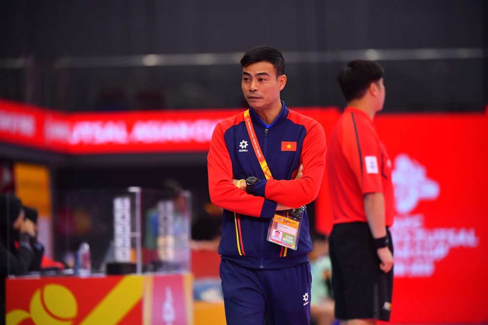 Coach Nguyen Dinh Hoang of the Vietnam women's futsal team. Photo: VFF
