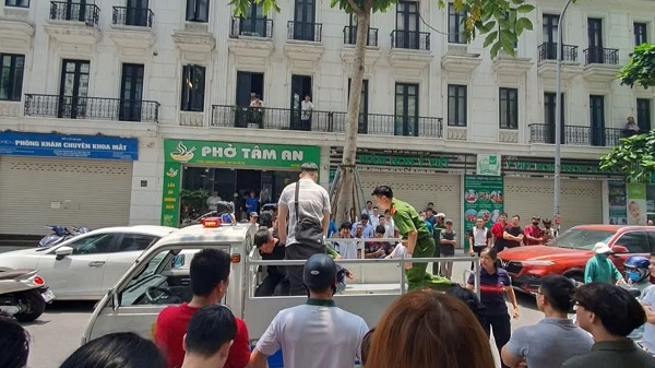 La policia ha llevado a dos sujetos a la sede de la SH. Foto: El corazon