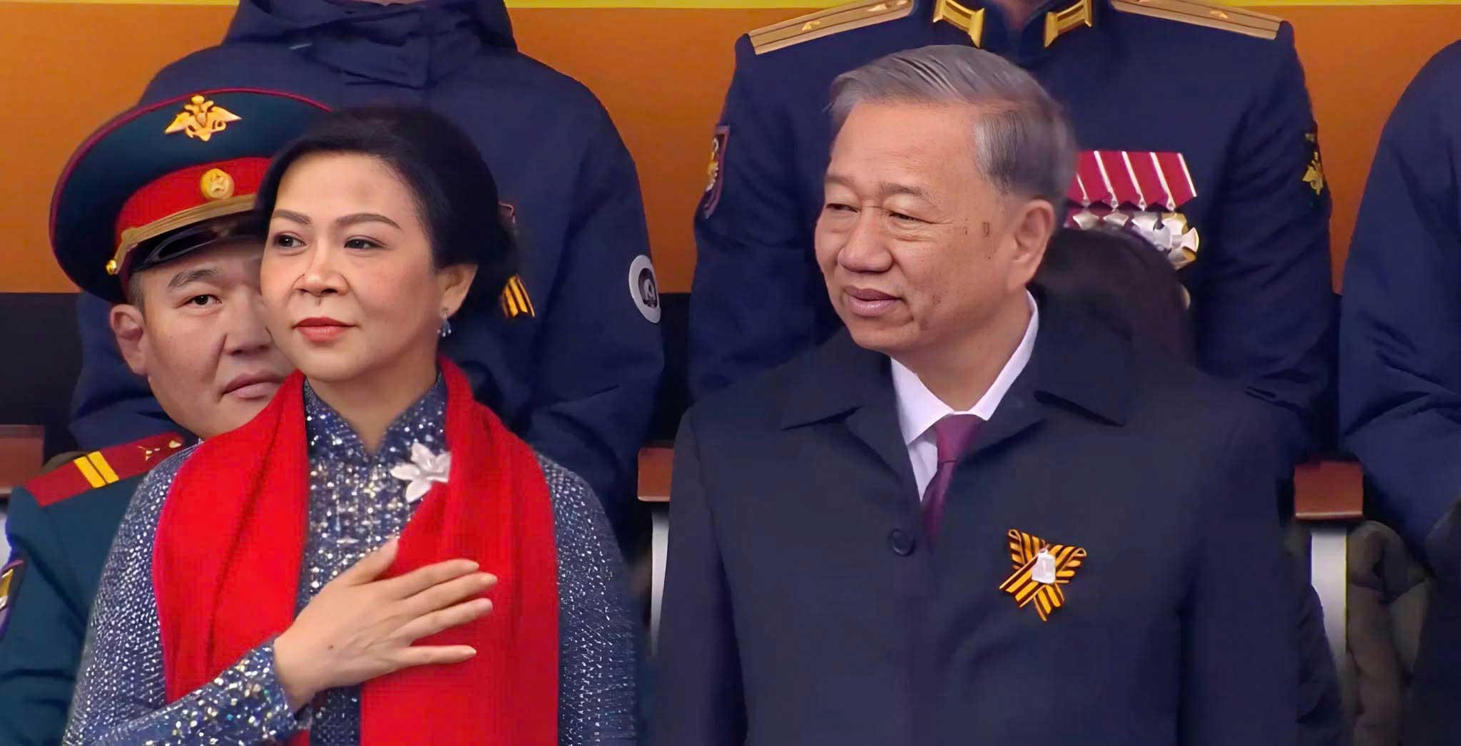 General Secretary To Lam and his wife attended the parade to celebrate the 80th anniversary of Russia's Victory Day. Photo: Cut from Sputnik video