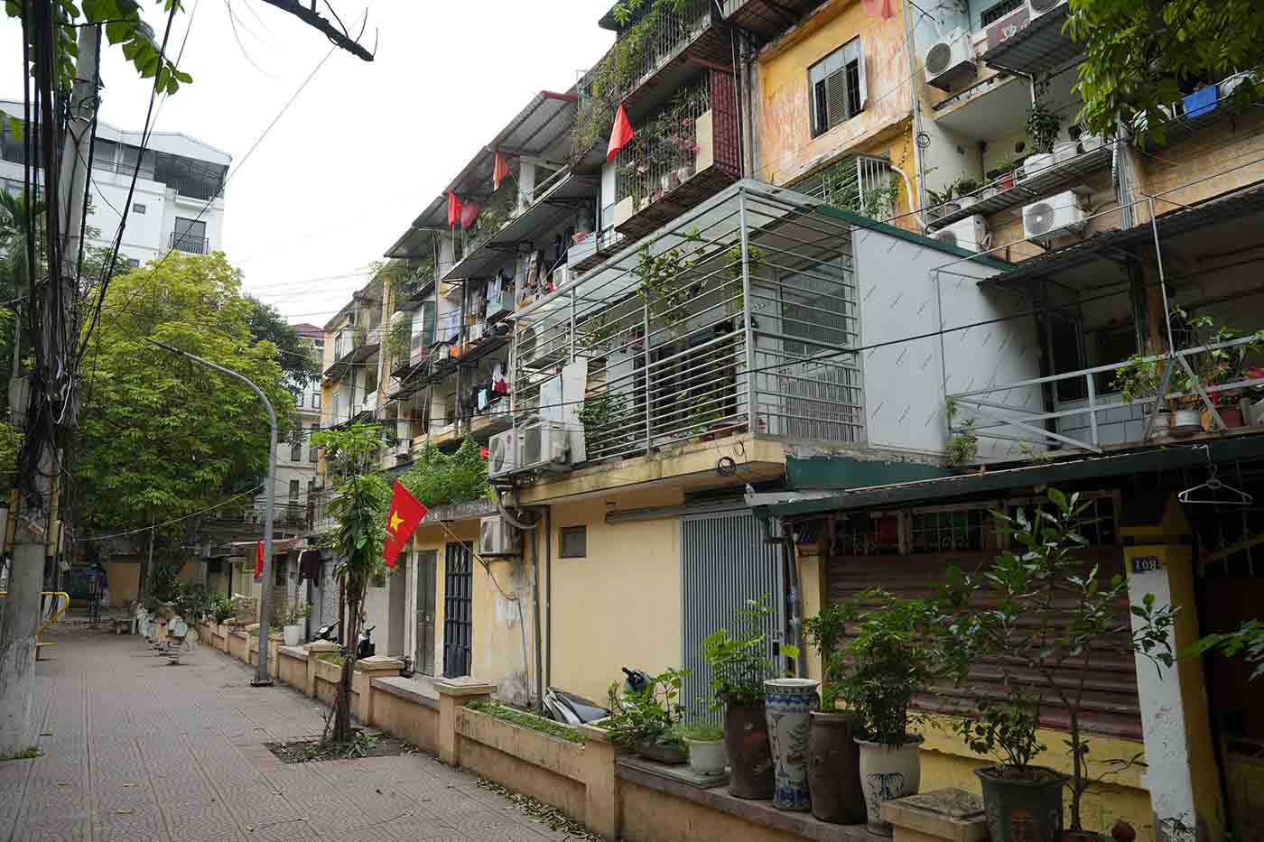 Cac toa nha chu yeu duoc xay dung tu 40-50 nam truoc, hien da xuong cap do khong duoc sua chua, bao duong va hien tuong coi noi, cai tao cua cu dan gay mat an toan.