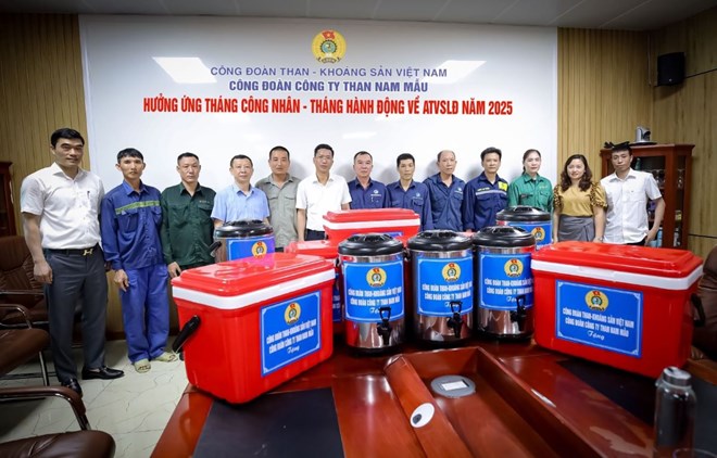 Cấp bình giữ nhiệt, thùng đựng đá và đường, chanh để công nhân giải nhiệt