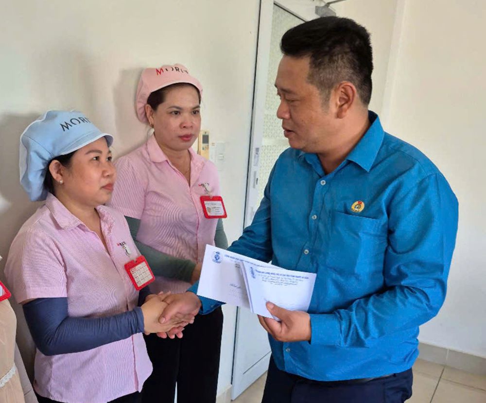 The Trade Union of Da Nang High-Tech Park and Industrial Zones presented support to workers at Morito Da Nang Company Limited. Photo: Thai Binh