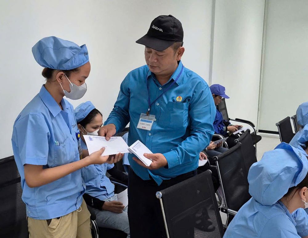 Cong doan Khu Cong nghe cao va cac Khu cong nghiep Da Nang trao ho tro cho cong nhan lao dong tai Cong ty TNHH Daiwa Viet Nam. Anh: Thai Binh