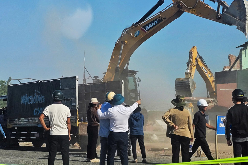 The authorities are forcing the recovery of land from households that have not yet handed over land for the construction of the North-South Expressway project through Binh Dinh. Photo: Thanh Thanh