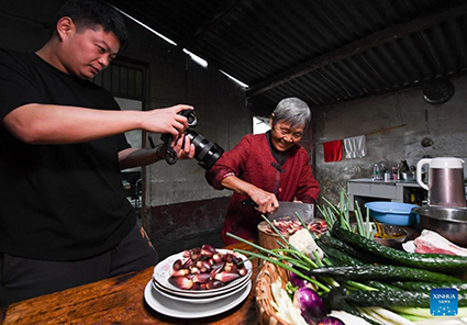 The concept of " influential people" on social networks used to be associated with young people but is now witnessing the crowning of the elderly generation. Photo: Xinhua