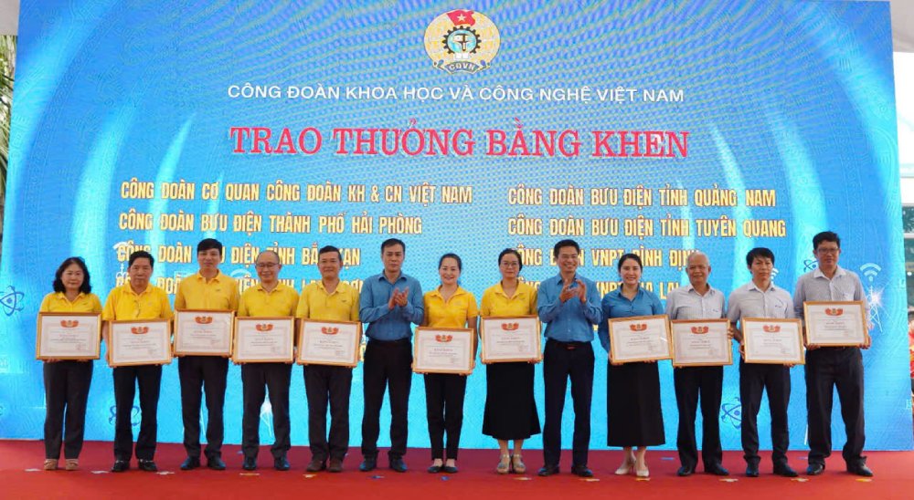 The Vietnam Science and Technology Trade Union awarded certificates of merit to units with outstanding achievements in the emulation movement "Green - Clean - Beautiful, Ensuring occupational safety and hygiene in 2024" at the launching ceremony of Workers' Month 2025. Photo: Quynh Chi