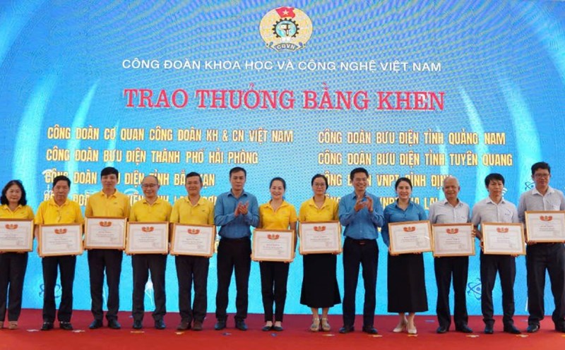 The Vietnam Science and Technology Trade Union awarded certificates of merit to units with outstanding achievements in the emulation movement "Green - Clean - Beautiful, Ensuring occupational safety and hygiene in 2024" at the launching ceremony of Workers' Month 2025. Photo: Quynh Chi