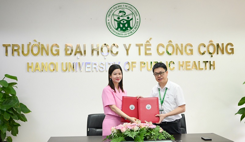 Truong Dai hoc Y te Cong cong va Quy VinFuture cong bo hop tac trien khai “Chuong trinh can thiep ve phong chong kiem soat thuoc la dien tu tai cac truong trung hoc co so o cac thanh pho lon tai Viet Nam”. Anh: VinFuture