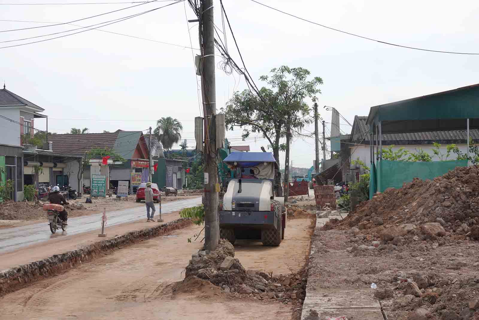 The construction of the National Highway 8C Upgrade Project in Cam Xuyen District is facing difficulties due to many power poles that have not been relocated. Photo: Tran Tuan.