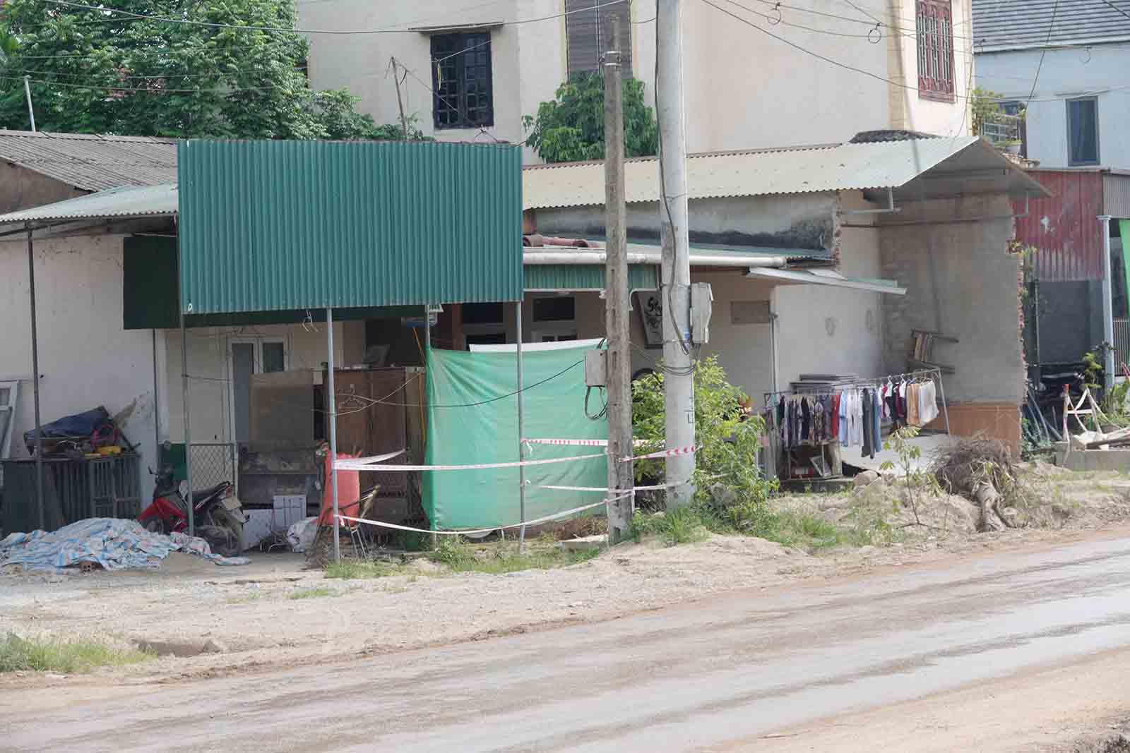 Những cột điện gây khó cho việc thi công ở thị trấn Cẩm Xuyên. Ảnh: Trần Tuấn.