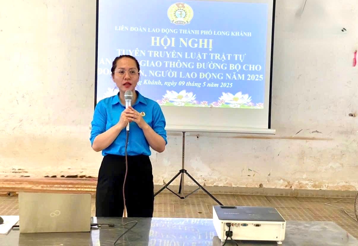 Can bo cong doan tuyen truyen phap luat, loi ich cua chinh sach bao hiem toi doan vien, nguoi lao dong. Anh: Cong doan Long Khanh