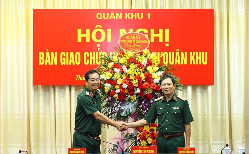 General Nguyen Tan Cuong - Chief of the General Staff of the Vietnam People's Army presented flowers to congratulate Major General Truong Manh Dung. Photo: Ministry of National Defense