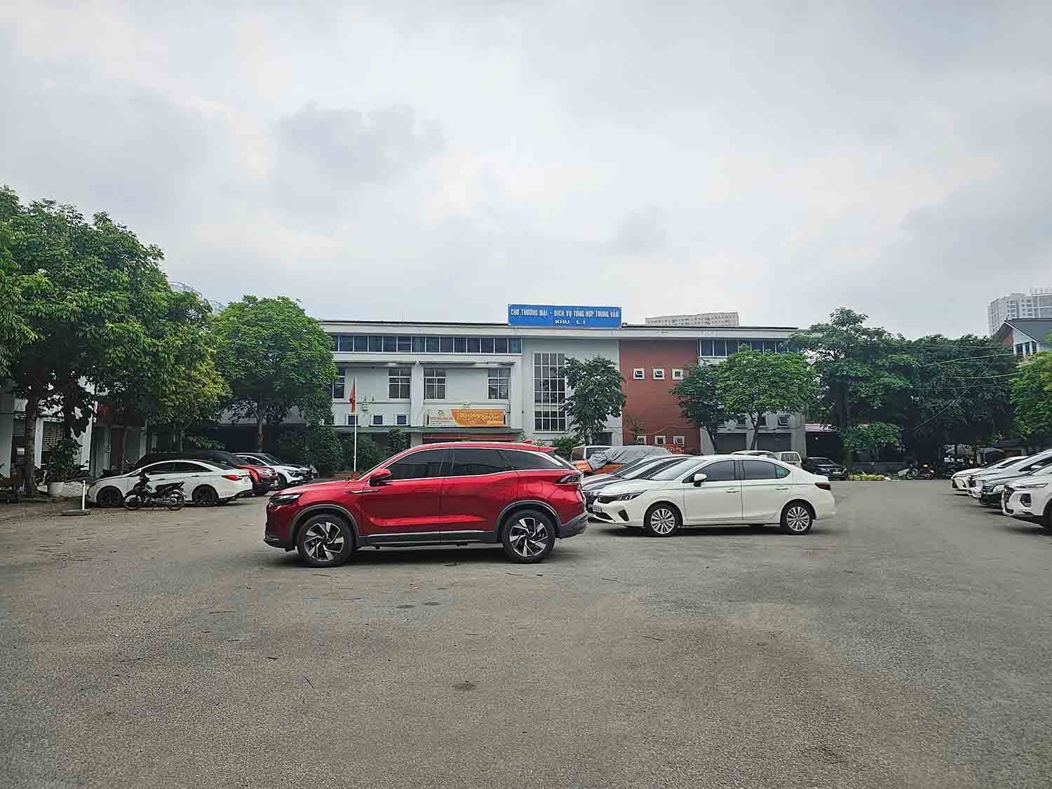 Bai do xe trong khuon vien Trung tam thuong mai Trung Van. Anh: Huu Chanh