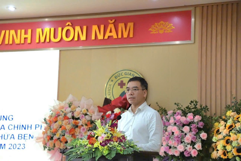 El Sr. Ha Anh Duc - Director del Departamento de Gestion de la Investigacion y Cure, Ministerio de Salud, hablo sobre los problemas de clasificacion del Hospital de Bach Mai, Viet Duc, en la segunda planta. Imagen de Le Ha