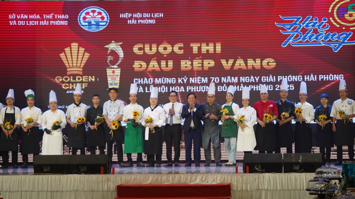 Ban To chuc tang hoa cac doi tham gia cuoc thi. Ảnh: Mai Dung