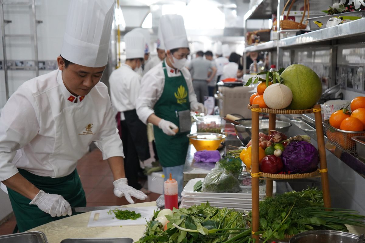 Cac doi trinh bay phan thi voi 4 mon an. Ảnh: Mai Dung