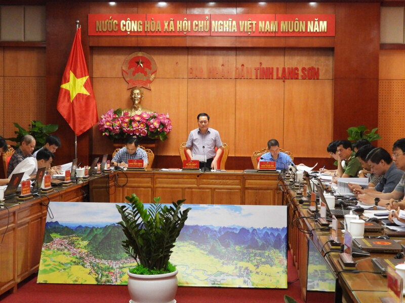 El presidente del Comite Popular Provincial de Lang Son presidio la reunion para evaluar la implementacion del plan para implementar dificultades y problemas para proyectos de inversion en la provincia. Foto: Trang Ninh