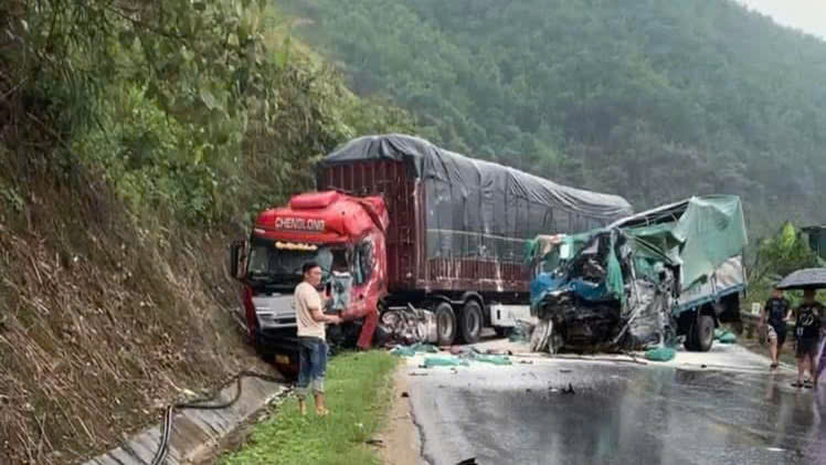 El camion choco directamente con el tractor en el Km 63, QL2 dejando dos heridos. Foto: La gente lo ofrece.