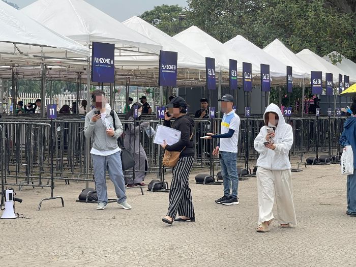 Ticket brokers operate at My Dinh Stadium before the concert Anh trai say hi. Photo: Hoang Hue