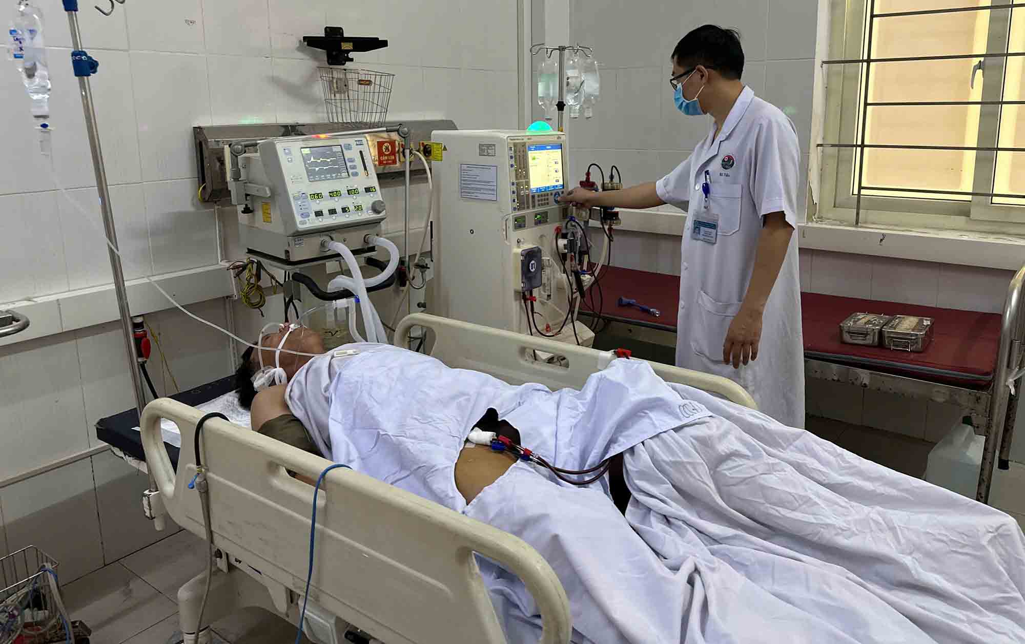 Emergency care for a patient with alcohol poisoning. Photo: Chung Tuan.