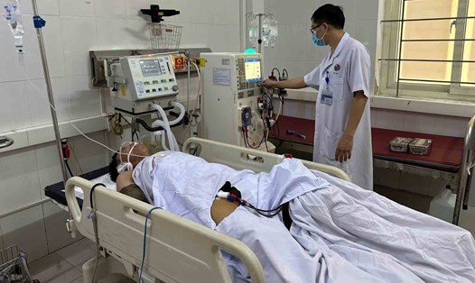 Cấp cứu cho bệnh nhân ngộ độc rượu. Ảnh: Chung Tuấn.