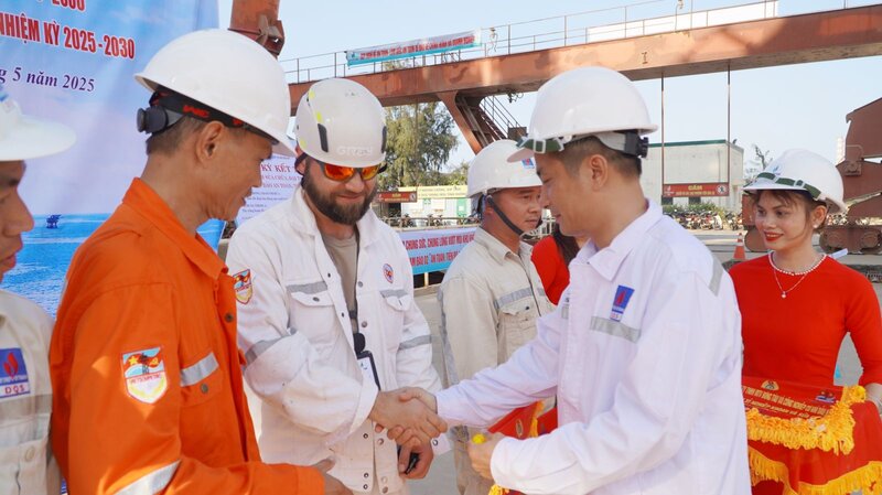 Huynh Tan Binh, presidente del Sindicato PVSM, entrego la bandera de la competencia a los contratistas que participaron en la construccion con la determinacion de entregar la obra a tiempo. Imagen de la pagina web de la organizacion