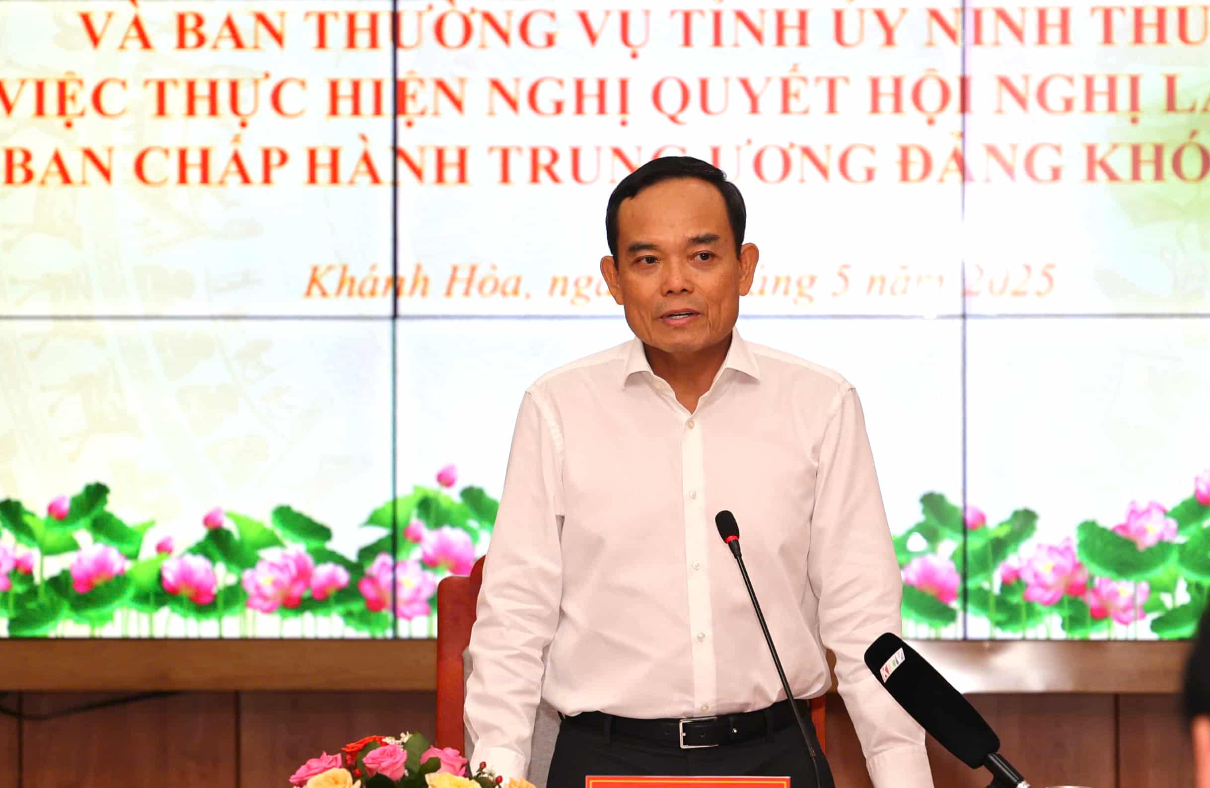 El Sr. Chen Liao Quang - Secretario Central del Partido, Jefe de la Comision de Politica y Estrategia Central - hablo en la sesion de trabajo con la provincia de Khang Hoa y Ningduin. Imagen de Hyo Long