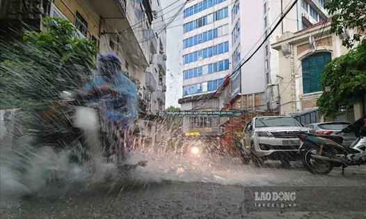 Dự báo thời tiết Hà Nội chiều mai cục bộ có mưa rất to. Ảnh: Tùng Giang