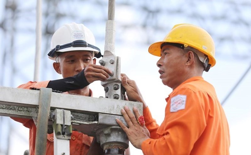 From tomorrow, each kWh of electricity will cost VND 2,204.0655, an increase of 4.8% compared to the current average retail electricity price. Photo: EVN