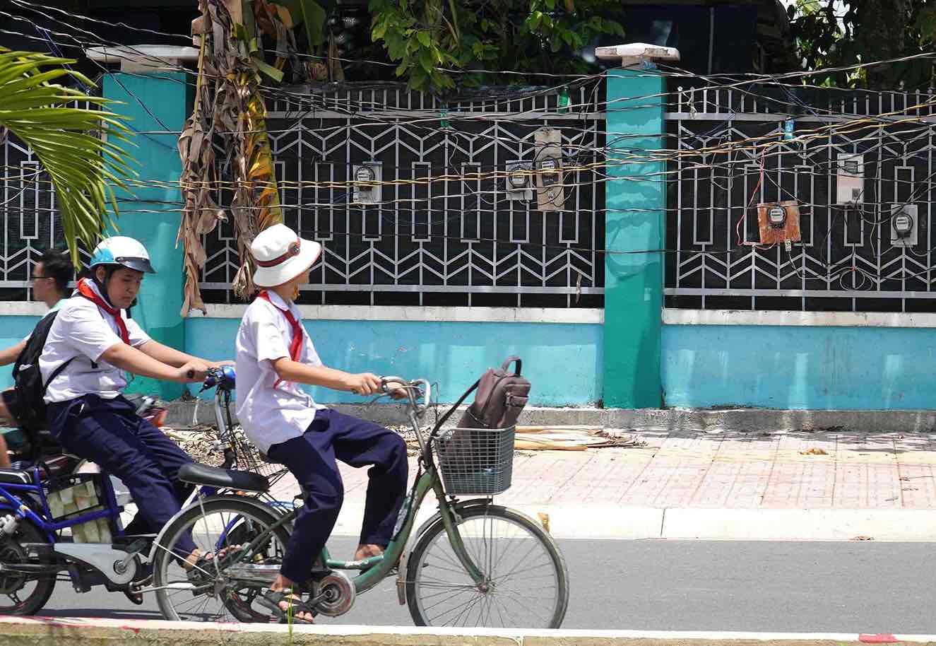 The infrastructure of the Long Duc resettlement area (Long Thanh district) is not yet complete, people are struggling to find electricity for daily life. Photo: HAC